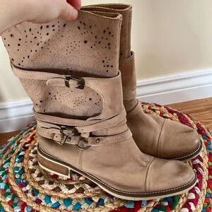 Sundance  ligh tan leather perforated boots